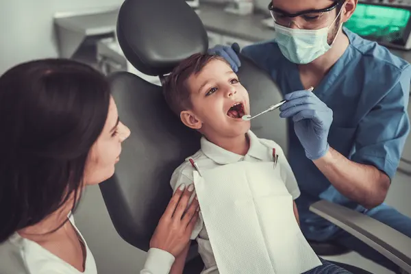 escolar visita al dentista