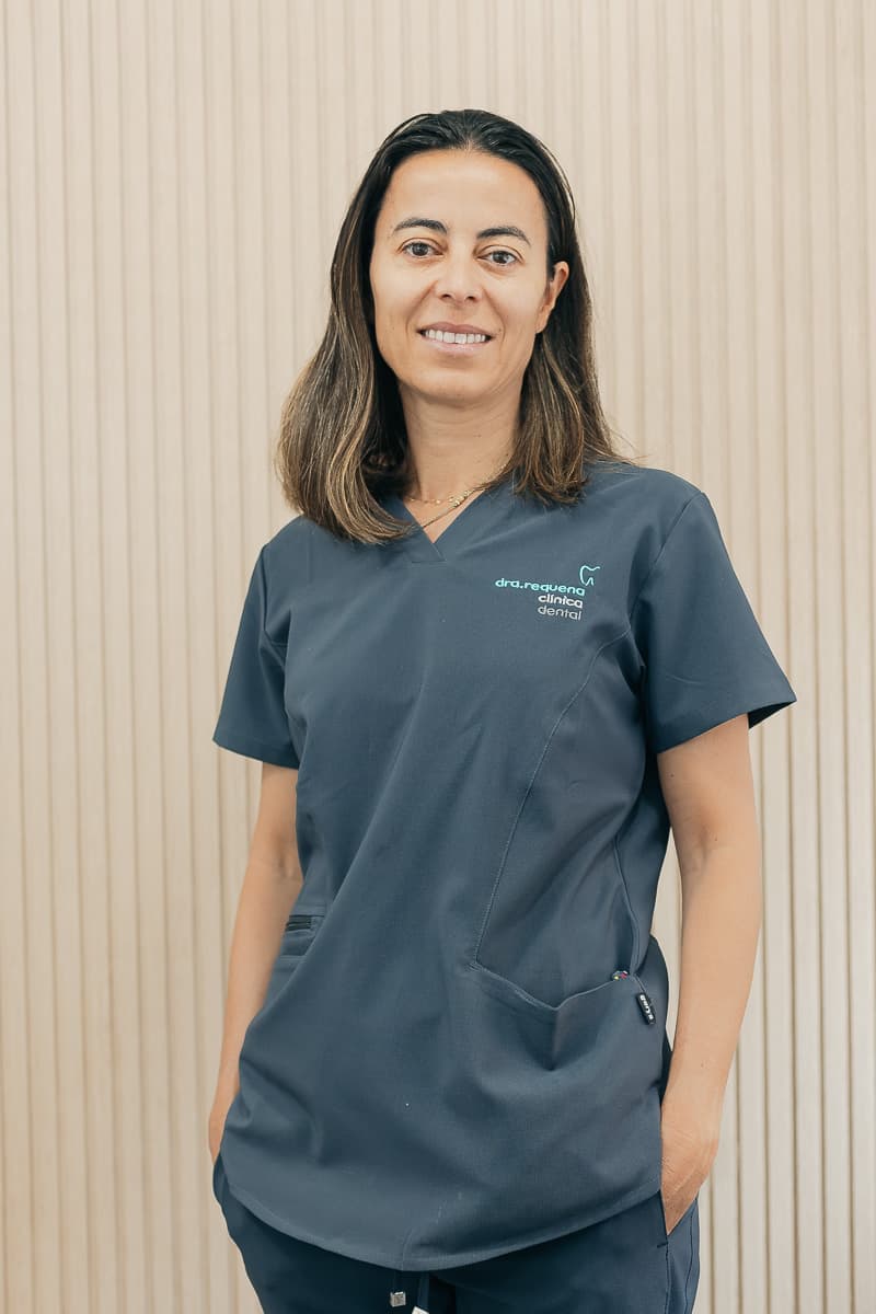 Dra. Carmen Quiroga_Clínica Dental Requena_Cirugía e Implantes